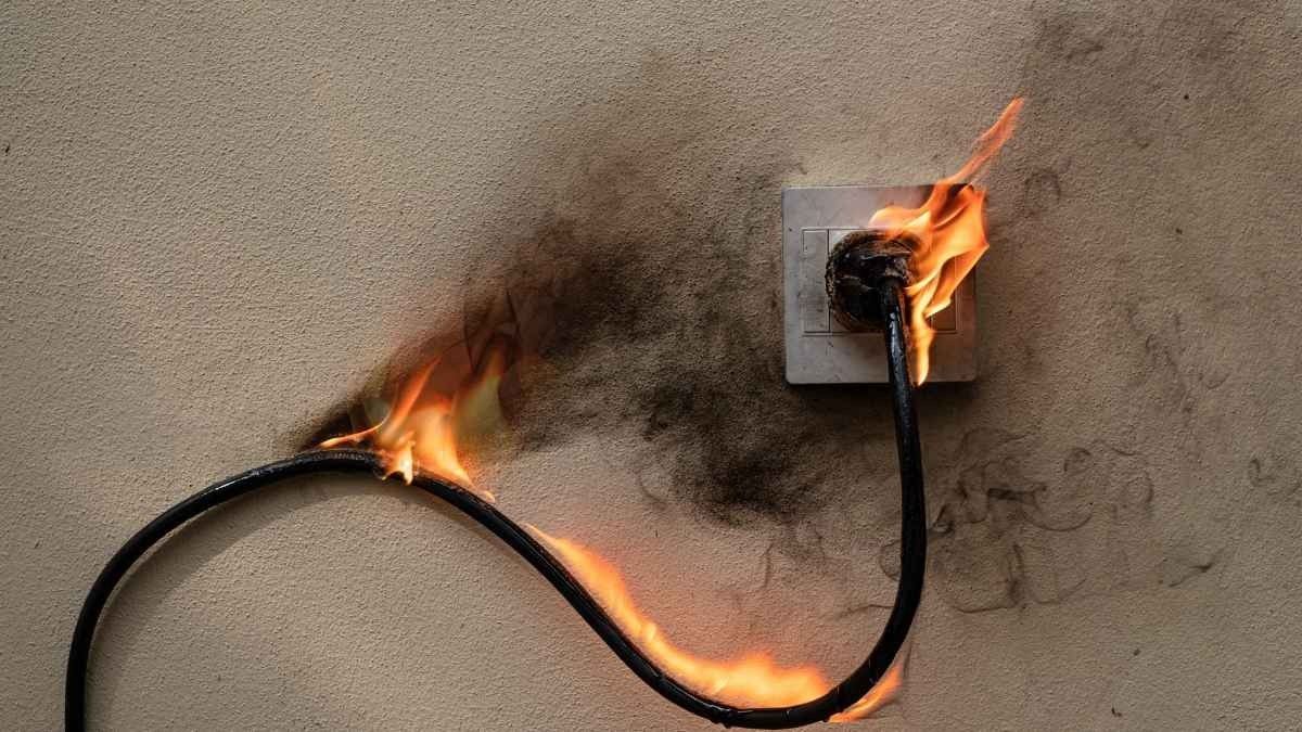 Un enchufe quemado y ardiendo Un enchufe quemado y ardiendo