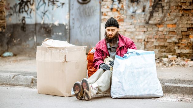 Damo, 36 años, empleado que cobra 2.500 euros al mes: “Estoy trabajando a tiempo completo y, aun así, no tengo dónde vivir”