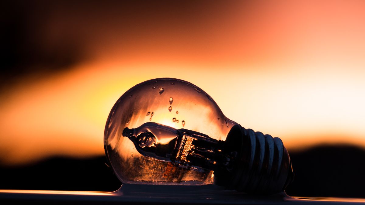 El precio de la luz del martes, 29 de julio de 2025: las horas más baratas y caras dentro del PVPC Una bombilla sobre un fondo borroso