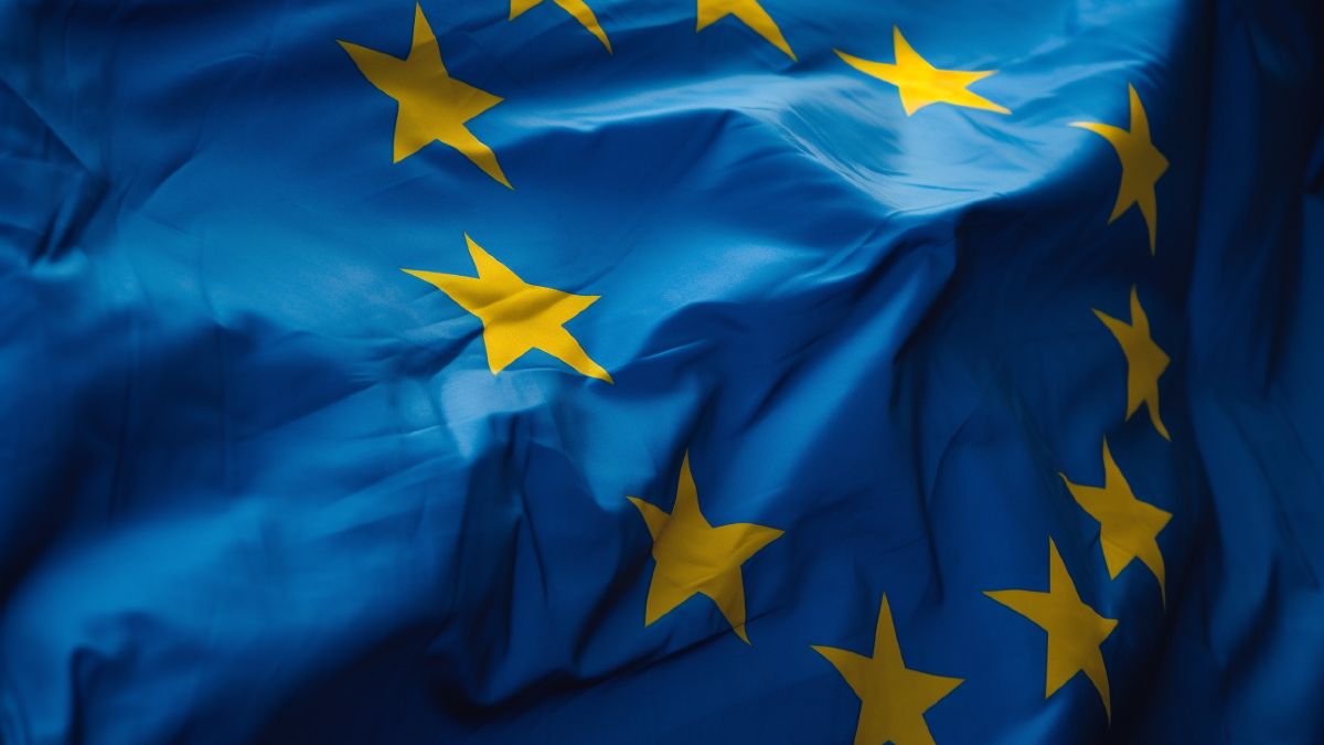 Adiós a la guerra comercial: estos son los aranceles que pagará la UE por productos y sectores, tras el acuerdo con Trump bandera de la Unión Europea