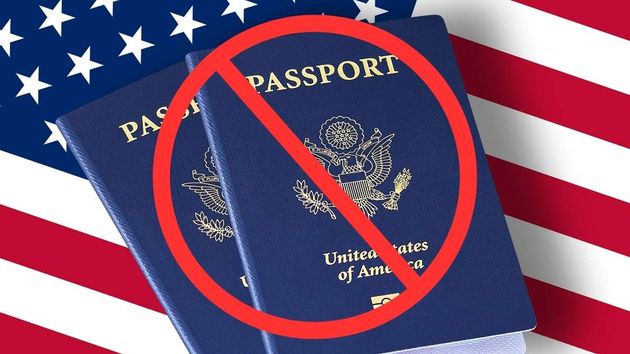 Unos pasaportes con una bandera de EEUU