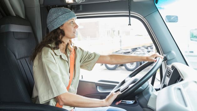 Andrea (22 años) habla claro sobre su empleo como camionera: "cobro un sueldo de 2.000 euros y trabajo 8 horas diarias, como me dijeron"