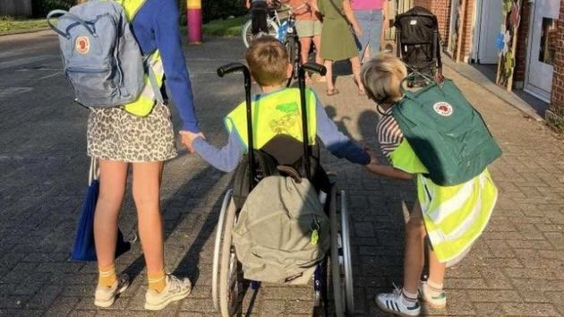 Stan niño de 9 años en su silla de ruedas