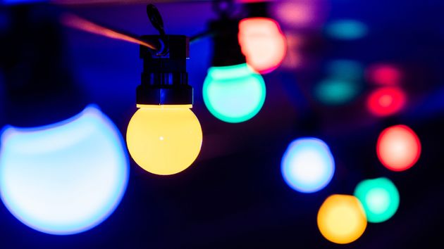 Bombillas de colores encendidas