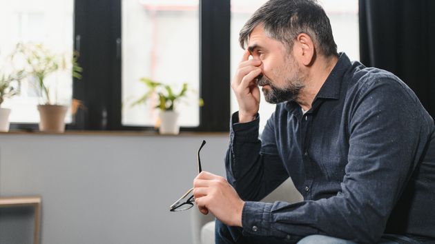 La justicia reduce la pensión de alimentos que un padre paga a su hija después de que la empresa le baje el sueldo: “Con 300 euros no se puede vivir”