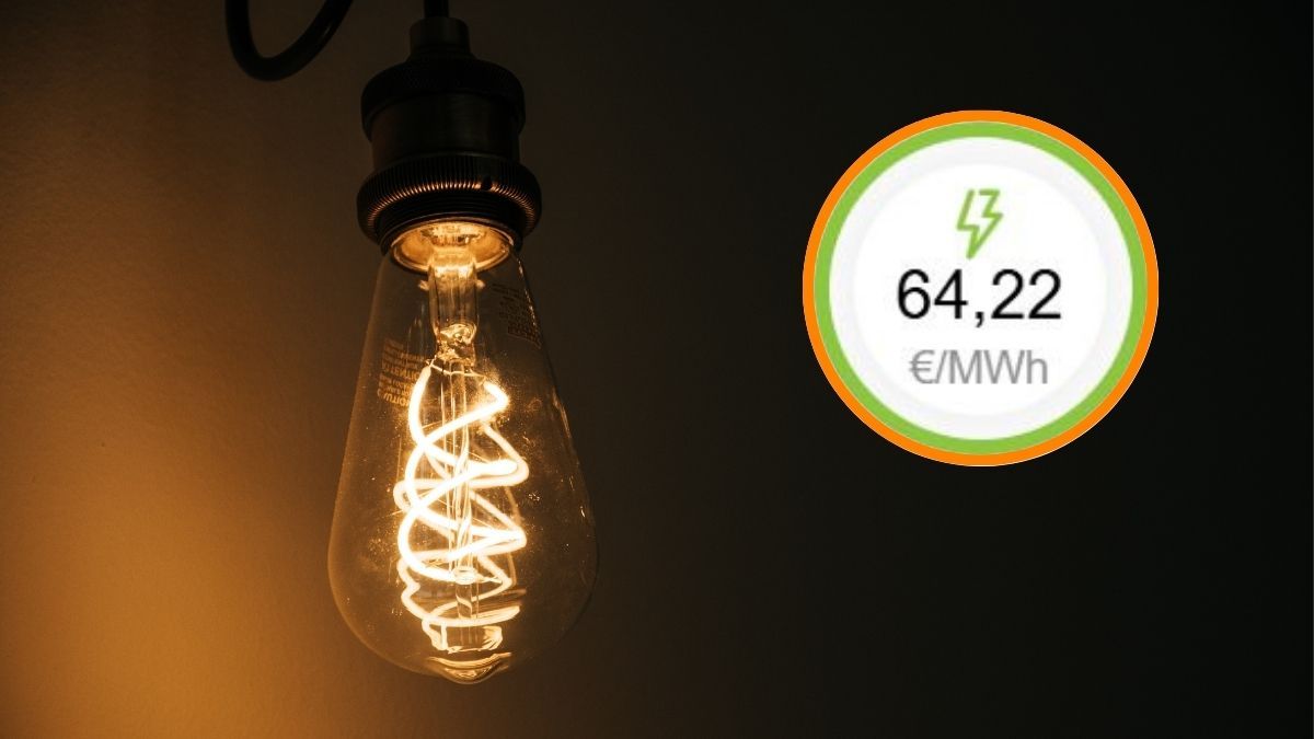 Una bombilla encendida y el precio medio de la luz