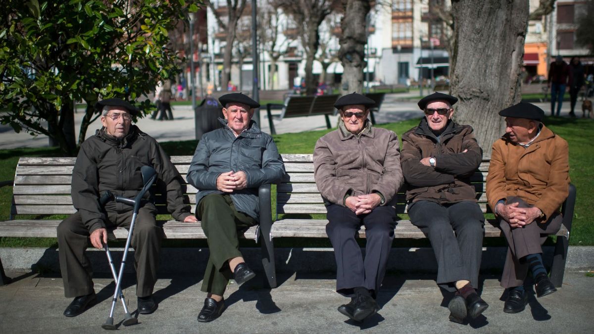 Ancianos en un banco en un parque Ancianos en un banco en un parque