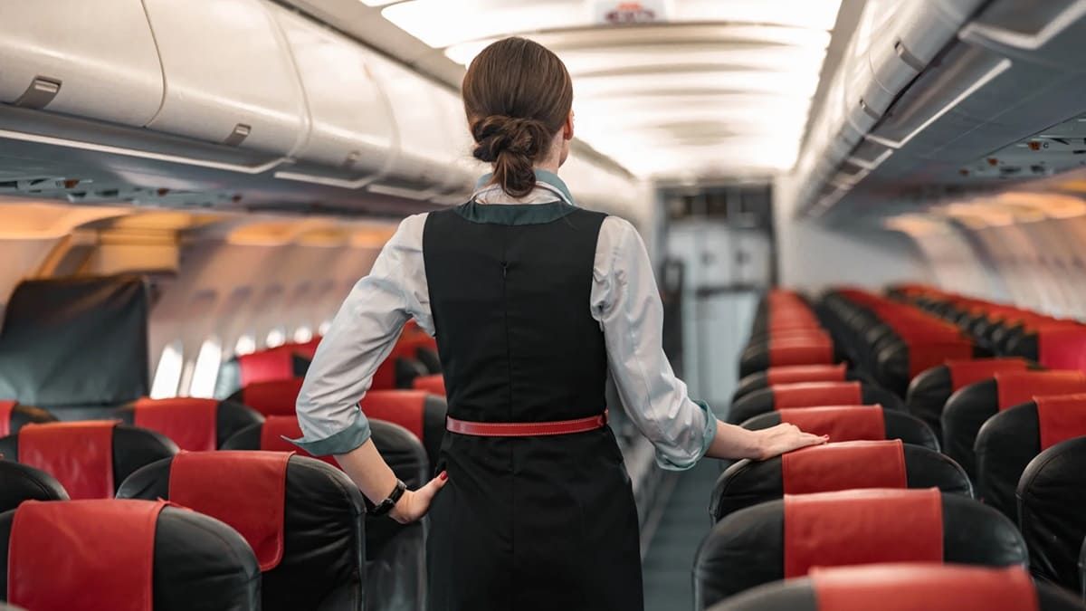 Cuánto cobra una azafata de avión en España: este es el sueldo en Ryanair, Vueling o Iberia Una cabina de avión