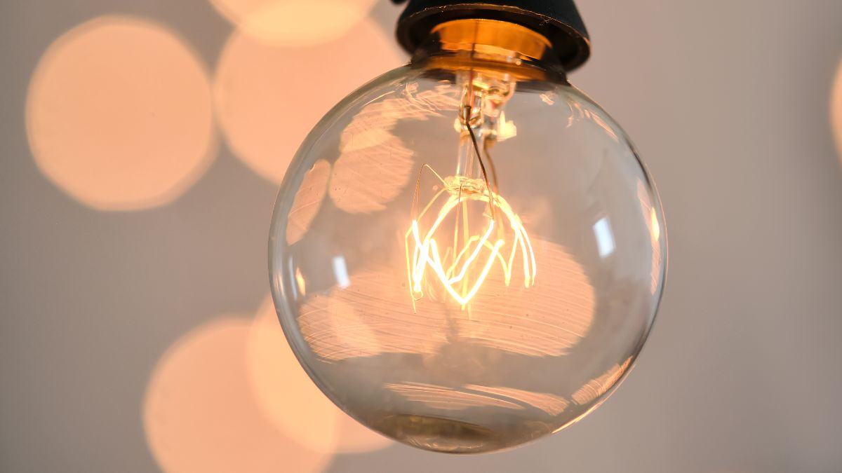 El precio de la luz hoy jueves 31 de julio de 2025: las horas más baratas y caras dentro del PVPC Bombilla encendida con destellos