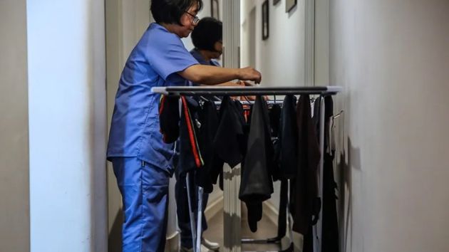 Despide a su empleada de hogar una semana después de darse de baja y la justicia lo declara nulo: debe pagarle más de 20.000 euros