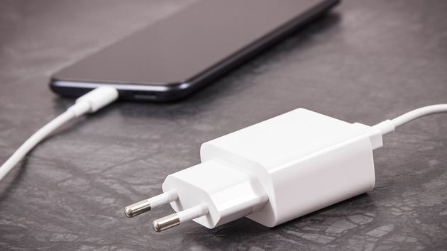 El consumo fantasma de dejar cargando tu móvil toda la noche podría llegar a costarte 60 euros en la factura de la luz
