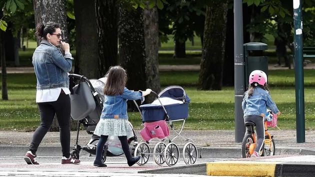 Ya es oficial: la nueva ayuda de 300 euros para familias con hijos