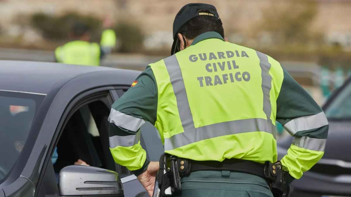 La DGT puede multarte con hasta 600 euros si te quedas a dormir en el coche de este modo Un agente de Tráfico de la Guardia Civil en un control