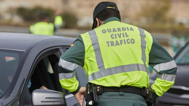 La DGT puede multarte con hasta 600 euros si te quedas a dormir en el coche de este modo