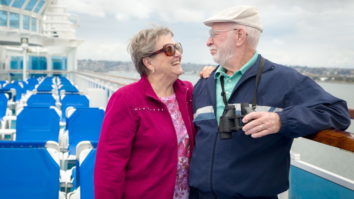 Una pareja de mayores en un barco