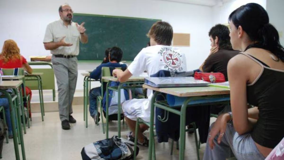 Un profesor dando clase Un profesor dando clase