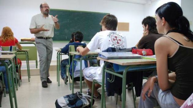 Un profesor llama “idiota” a un alumno en clase y el director le sanciona: la justicia confirma que el castigo es justo y proporcional