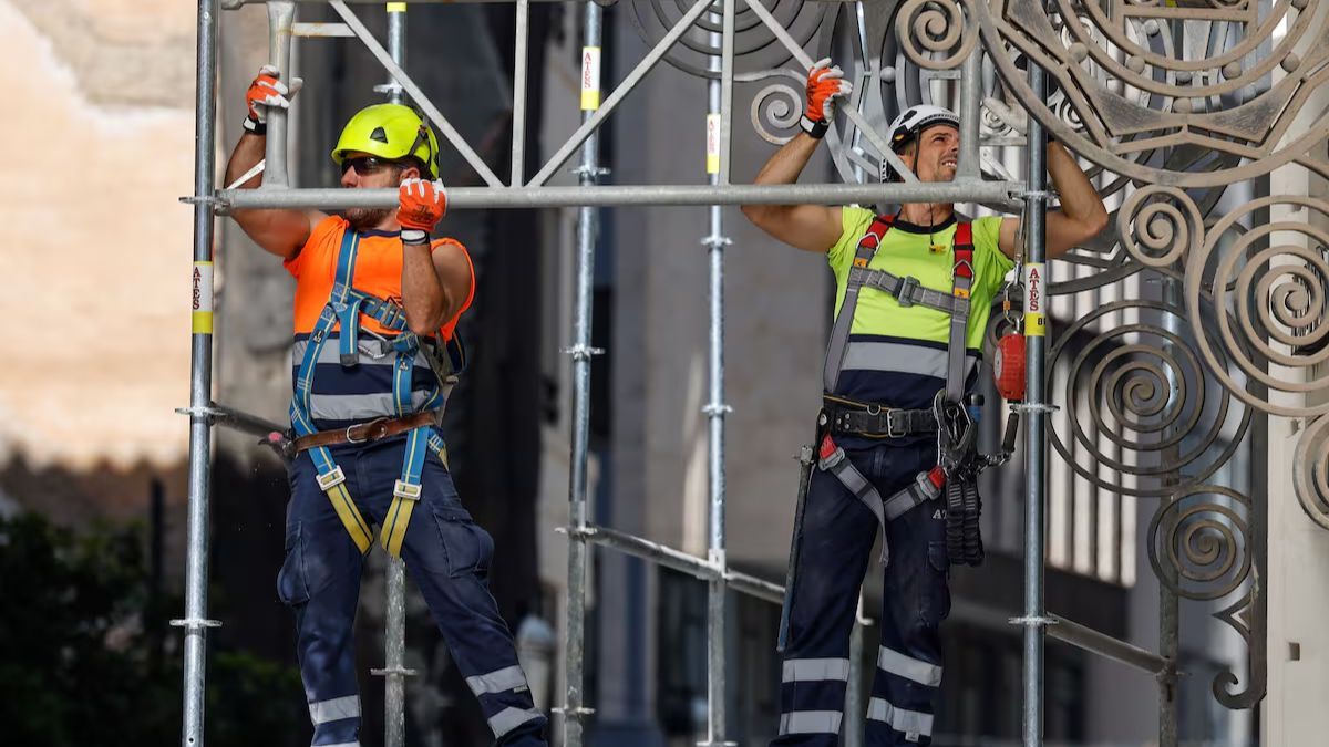 Dos obreros trabajando en la construcción Dos obreros trabajando en la construcción