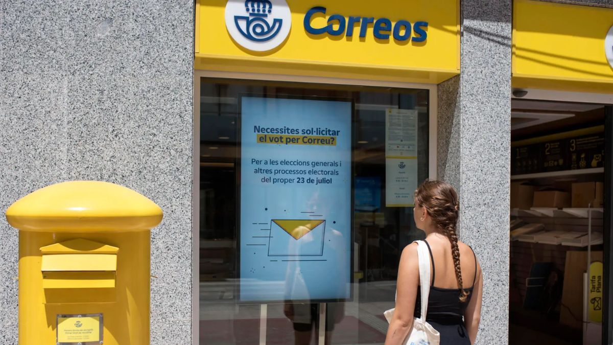 Fachada de una oficina de Correos Fachada de una oficina de Correos