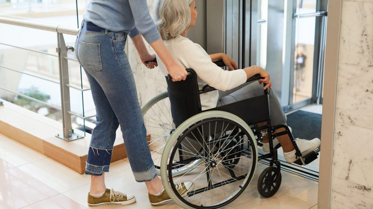 Una persona en silla de ruedas