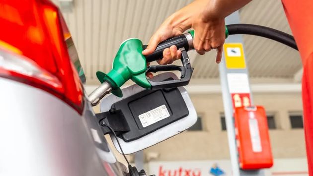 ¿A qué velocidad se gasta menos gasolina al conducir un coche? Esto dice la DGT
