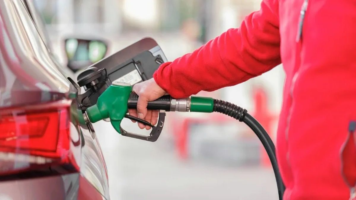 La DGT recomienda circular estas vacaciones con esta cantidad de combustible: "Será de gran ayuda" Un conductor repostando combustible