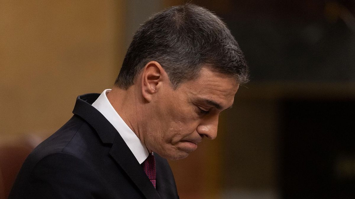 Multa millonaria a España por no cumplir la normativa europea de conciliación laboral Pedro Sánchez cabizbajo