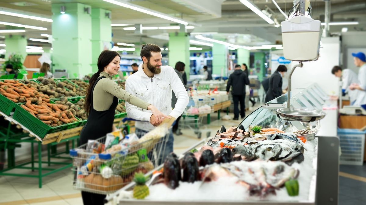 Adiós a uno de los supermercados más visitados en Barcelona: cierra sus puertas para siempre a partir de esta fecha Una familia comprando en un supermercado
