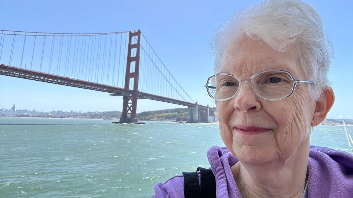Sharon, 77 años y jubilada: “quería huir de la residencia de ancianos y ahora estoy cumpliendo la meta que me puse hace años” Sharon Lane junto a un puente