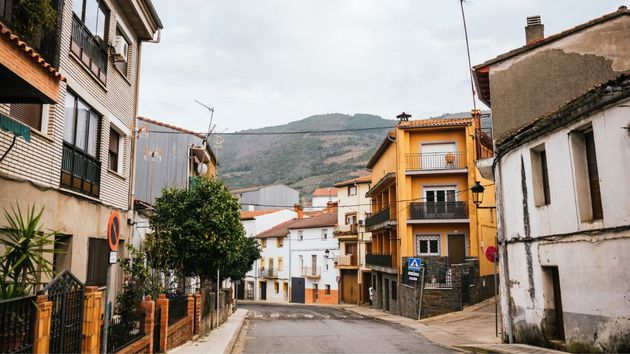 El pueblo blanco de Sierra Nevada donde venden chalés por 29.000 euros y hay oportunidades de negocio por jubilación de los vecinos