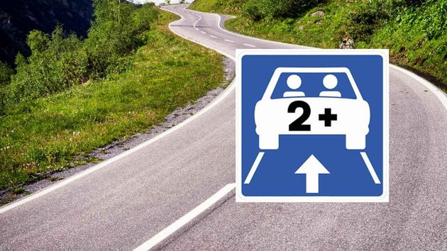 Una señal de tráfico y una carretera