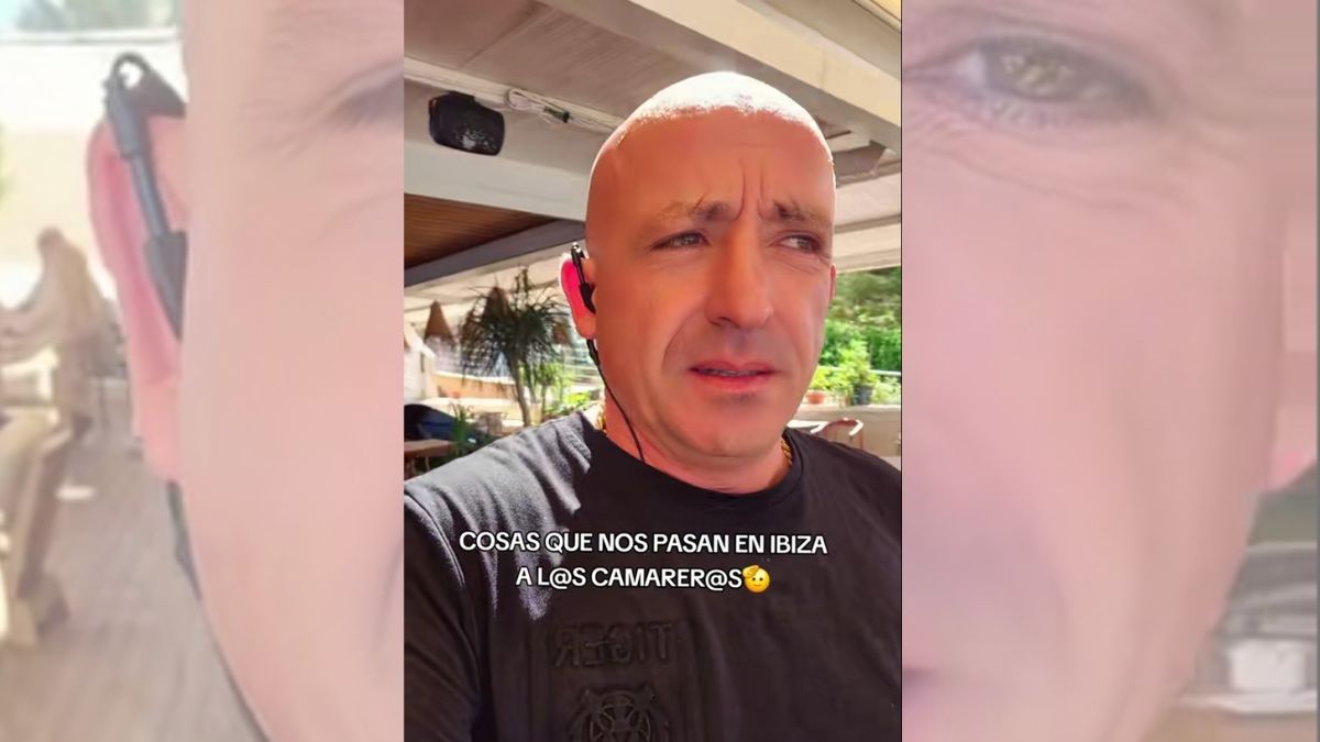 El camarero durante su vídeo de Tiktok