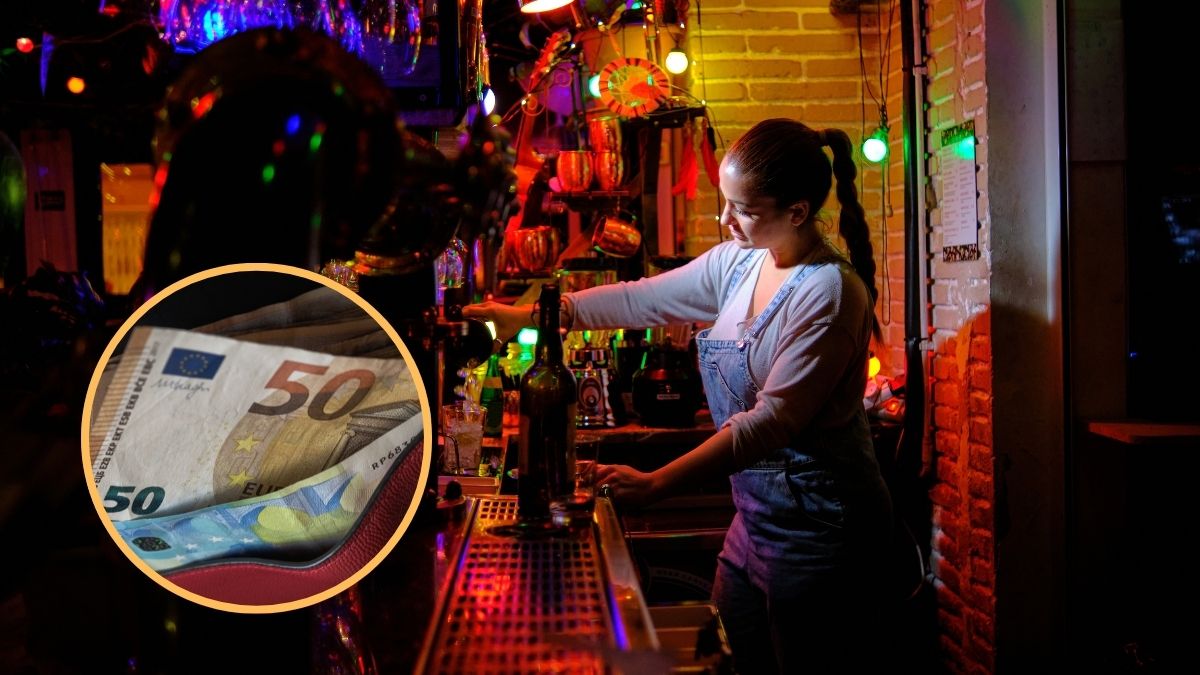 Una trabajadora de discoteca con billetes