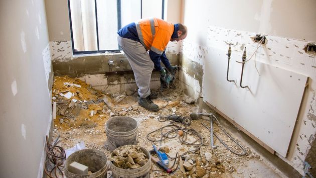 Un obrero trabajando en una reforma 