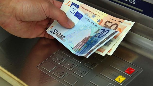 Una persona retirado dinero de un cajero