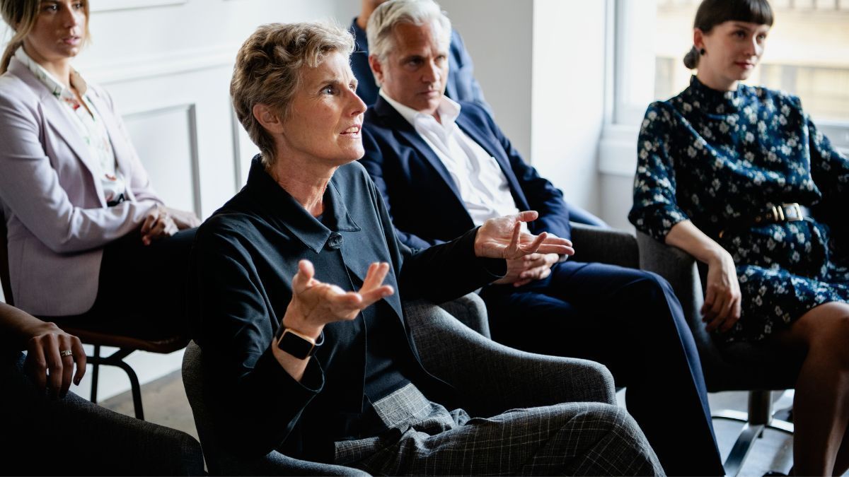 Vecinos en una reunión de la comunidad 