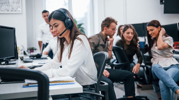 Trabajadores en un call center