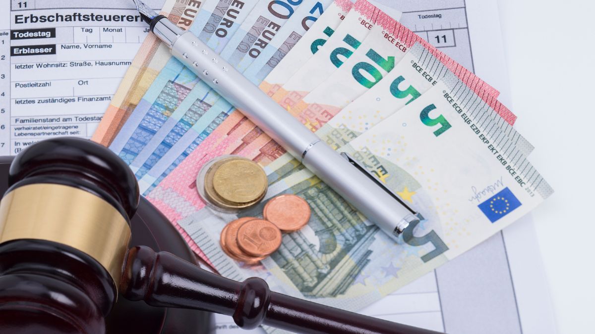 Mazo de juez y dinero en euros