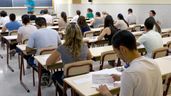 Un grupo de opositores haciendo un examen