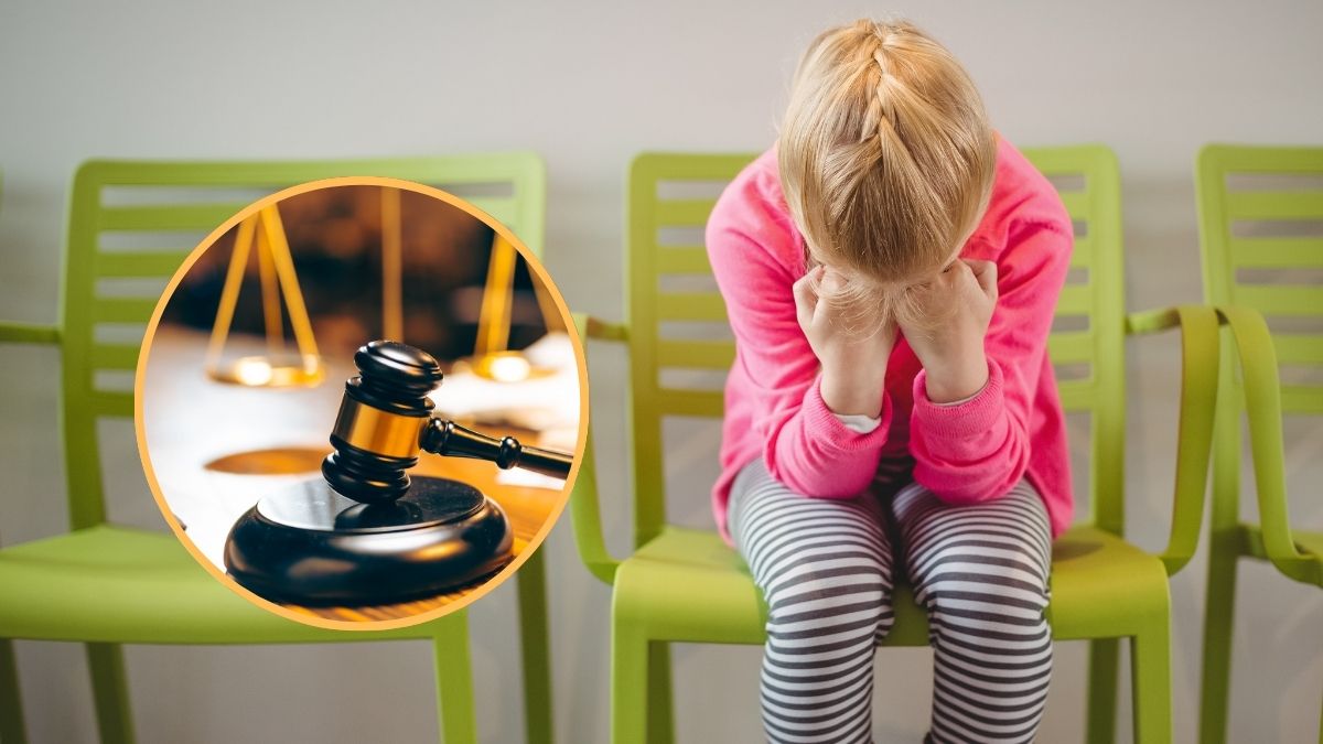 Una niña llorando con un mazo de juez