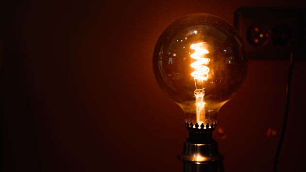 Una bombilla encendida en casa