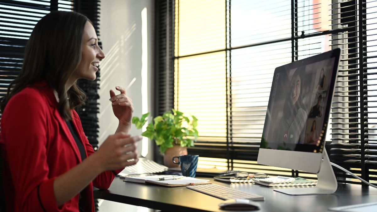 Una mujer en una videollamada de trabajo