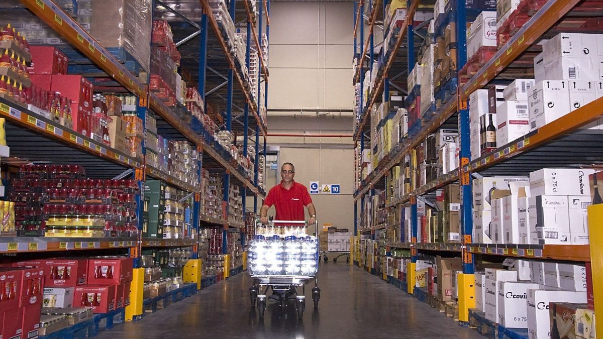 Un operario de almacén