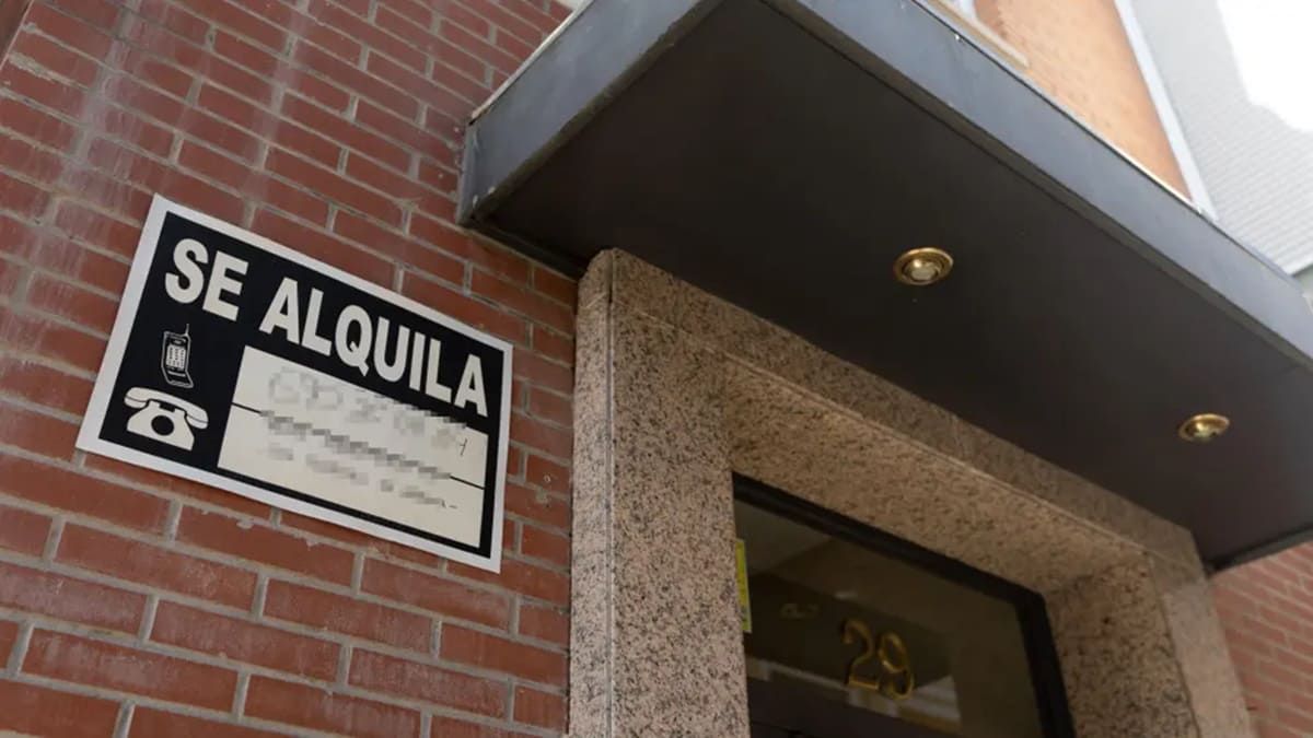 Cartel de 'se alquila' en un bloque de edificios en Madrid