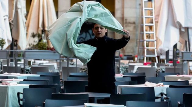 Un camarero trabajando en una terraza