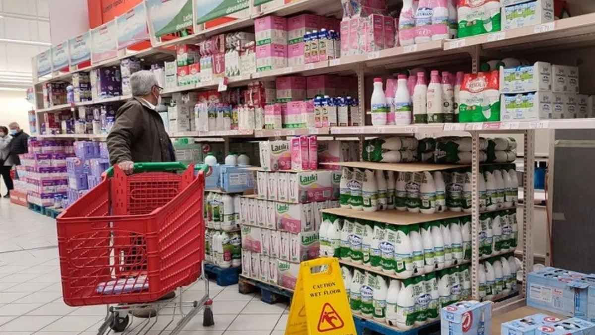 Botes de leche en un supermercado