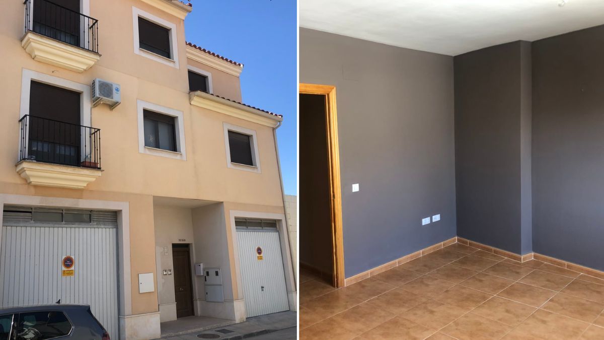 Fachada y salón de la casa en venta de Unicaja