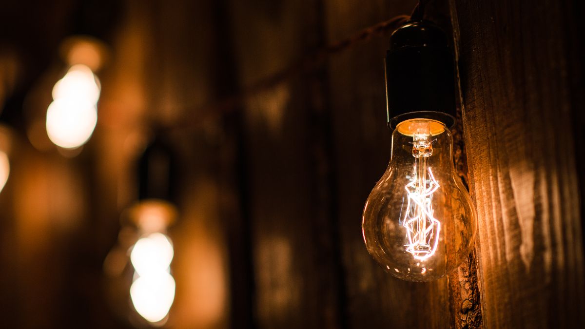 Unas bombillas encendidas