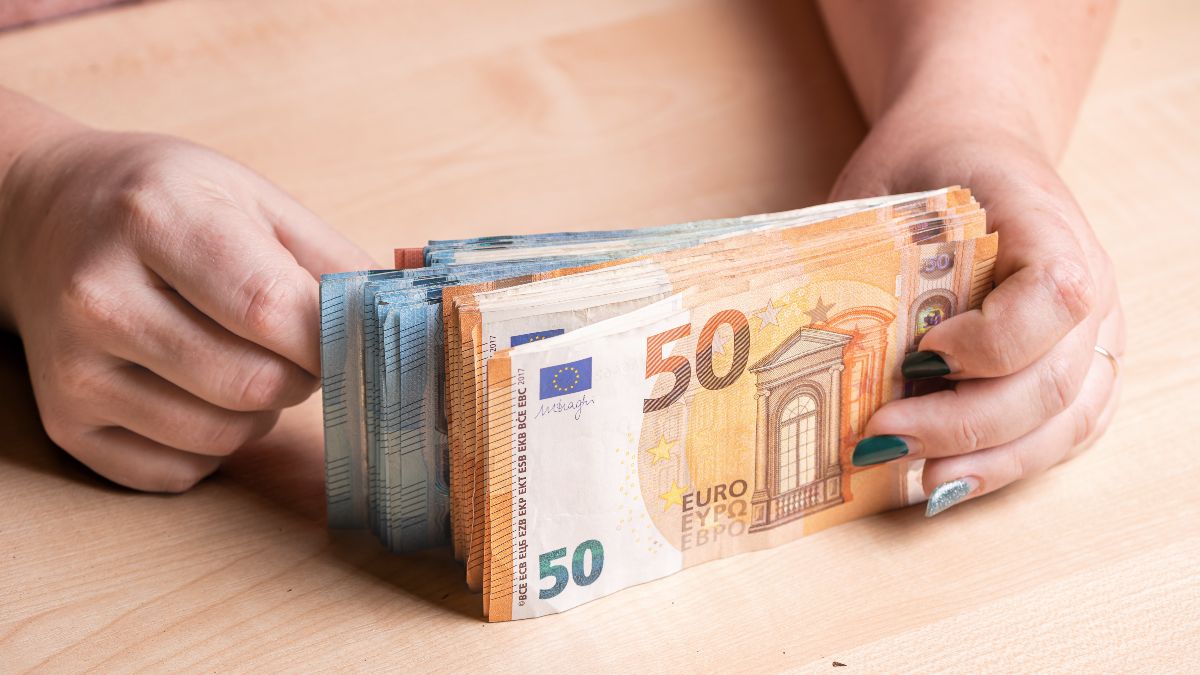 Las manos de una mujer contando billetes de euro 