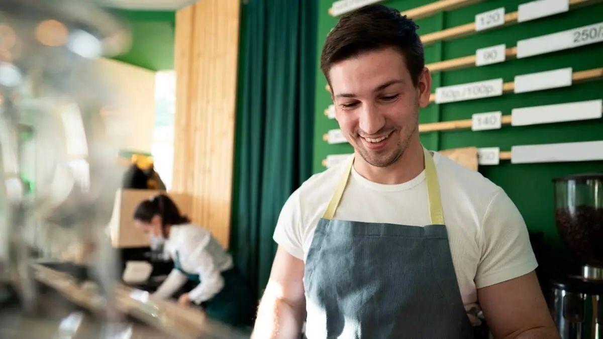 Autónomo trabajando en su cafetería